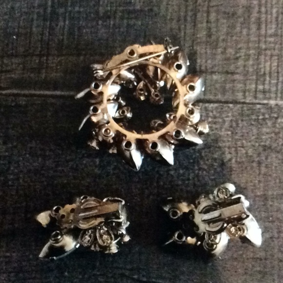 Vintage brooch with clip earrings - Picture 2 of 2